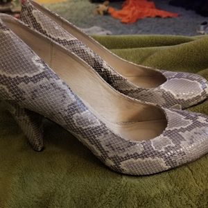 Rowen snakeskin gray/white pattern pumps